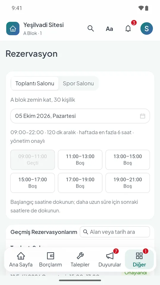Mobil uygulamada Rezervasyon ekranı: salon seçimi, gün ve boş saat dilimleri